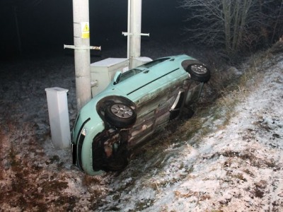 U Železného Brodu řidič nepřizpůsobil rychlost a skončil mimo silnici