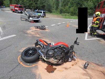 Řidička v autě nedala u Loužnice přednost motocyklistovi