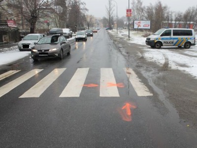 Řidič na přechodu v Jablonci srazil 13 letou dívku a od nehody ujel