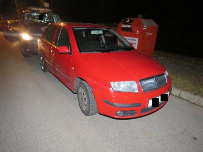 Řidič ve Velkých Hamrech naboural celkem tři zaparkovaná auta