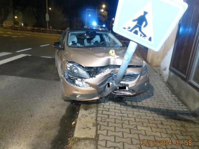 Opilý řidič narazil na Anenském náměstí v Jablonci do lampy