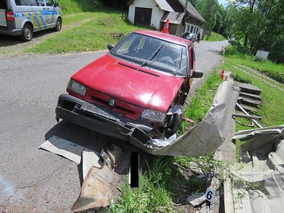 Při předjíždění vyjel ve Zlaté Olešnici ze silnice