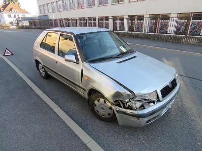 Muž se zákazem řízení narazil v Zásadě do jiného auta