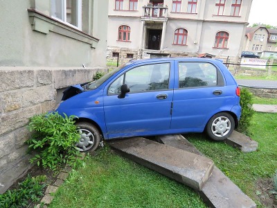 V Zásadě řidič chytal v autě psa, a proto havaroval
