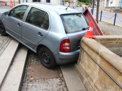 Na náměstí v Železném Brodě nezabržděné auto sjelo do místní kašny