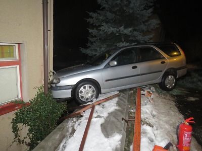 Opilý řidič zastavil v Železném Brodě po přejetí značky a plotu až o dům
