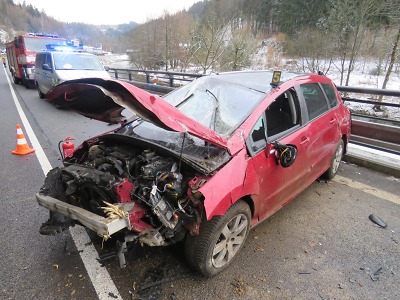 U Železného Brodu se řidič s vozidlem přetočil přes střechu