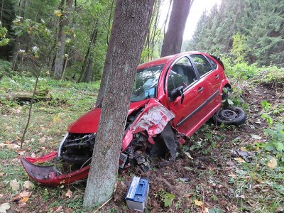 V železnobrodských zatáčkách narazila řidička do stromu