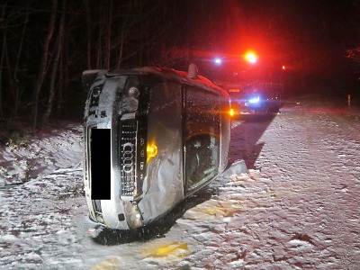 Na zasněžené vozovce ve Zlaté Olešnici zůstalo auto po smyku na boku