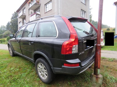 Při couvání narazila řidička ve Zlaté Olešnici do lampy