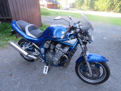 V Zásadě havarovala motocyklistka, zraněnou ji transportoval vrtulník