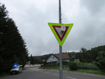 Řidič kamionu nerespektoval v Kokoníně zákaz vjezdu a poškodil lampu