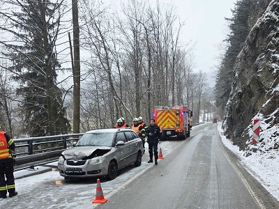Krajští hasiči po pondělním sněžení zasahovali u 11 dopravních nehod