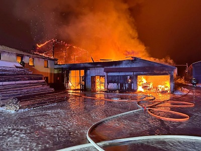 U nočního požáru pily v Lučanech zasahovalo osm hasičských jednotek