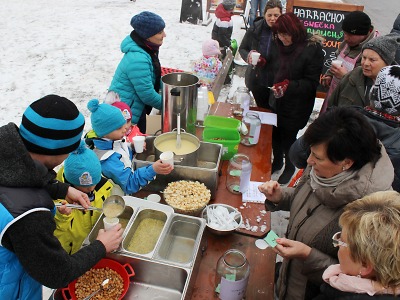 Vánoční trhy v Harrachově vyvrcholí soutěží o Novoroční česnečku