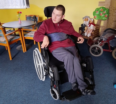 Veřejná sbírka kraje pomohla. Ukrajinský chlapec dostal invalidní vozík