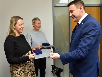 Dvěma ženám pomohlo při záchraně lidského života i psí vodítko