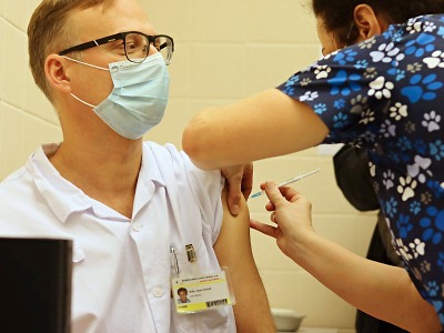 Očkovat se začalo i v Libereckém kraji, první na řadě byli lékaři KNL