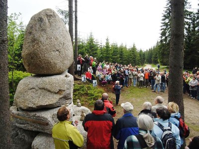 Turistické Jizerské vejšlapy vedou  k památníku horolezců v Bedřichově