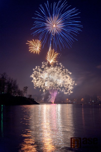 Ohňostroj na přehradě objektivem Jaroslava Chudoby