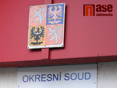 Policie hledá svědky napadení před budovou soudu v Jablonci