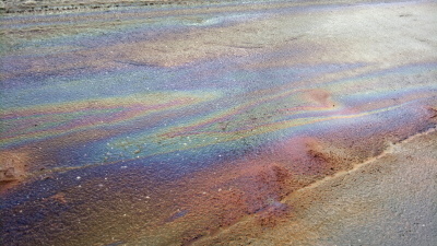 Olej  byl na pěti kilometrech silnice