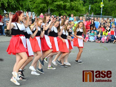 Obrazem: Zahajovací průvod 17. školní olympiády na Smržovce