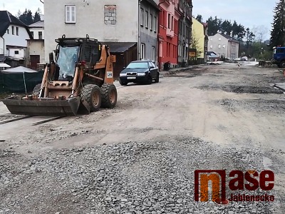 VIDEO: V Rychnově u Jablonce se opravuje Nádražní ulice