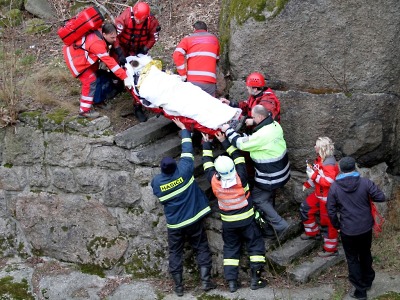 Hasiči a zdravotníci zachraňovali osobu z koryta řeky Smědá