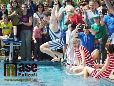 Nové koupaliště v Turnově pokřtilo skokem do vody vedení města