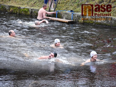 Otužilci plavali na Jizeře v Semilech, vedle bruslili