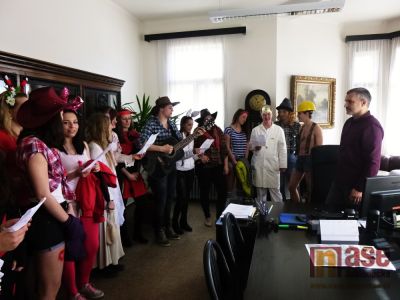 Oktaváni se přišli rozloučit se svým starostou