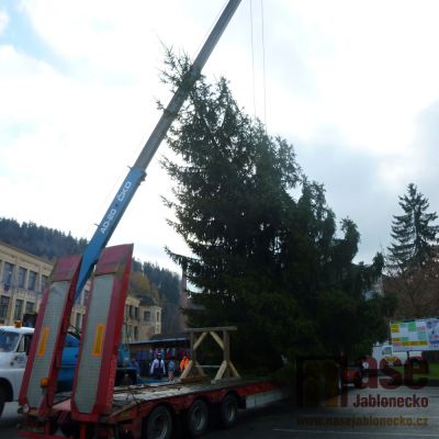 Vánoční strom v Tanvaldě již doputoval na své místo