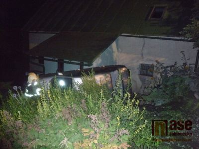 Obrazem: Řidič skončil s vozidlem pod strání