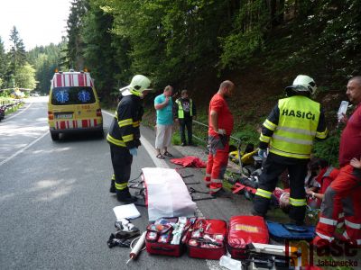 Obrazem: Zraněného motorkáře musel transportovat vrtulník