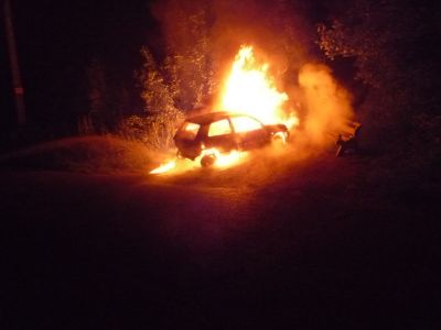 Hořící vůz u lesa ve Velkých Hamrech a požár neobydlené budovy v Zásadě 