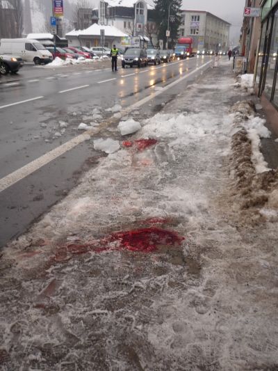 Padající led v Tanvaldě vážně poranil ženu 