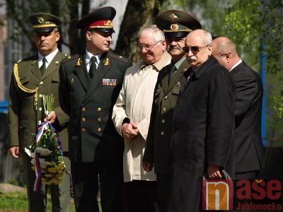 Pietního aktu u rýnovického památníku se zúčastnilo pět velvyslanců