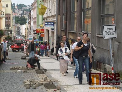 Obrazem: Žulové kostky nahrazují nevyhovující povrch v Lidické ulici