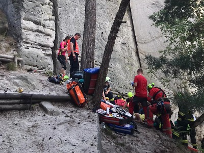 Po pádu lezkyně na Hruboskalsku zasahovala horská služba i hasiči