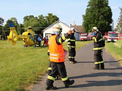 Nedaleko Hodkovic spadl větroň, pro zraněného pilota přiletěl vrtulník