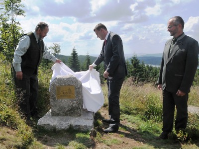 V Jizerkách u Souše odhalili pamětní desku lesníkům a zeleným lesům