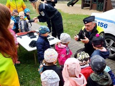 Rýnovická škola se strážníky připravila Den dětí