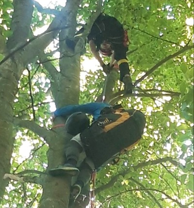Hasiči zachránili paraglidistu, který zůstal viset na stromě u Zásady