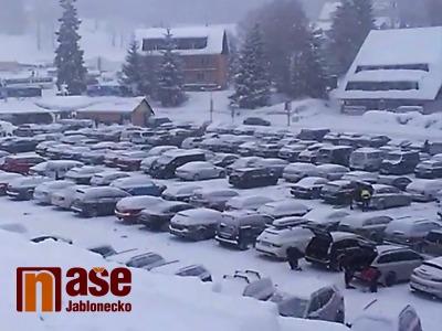 Video: Přeplněná parkoviště a doprava v Bedřichově v sobotu 26. ledna