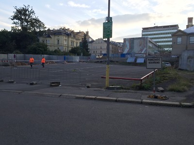 Parkoviště kolem Jabloně zabere stavba