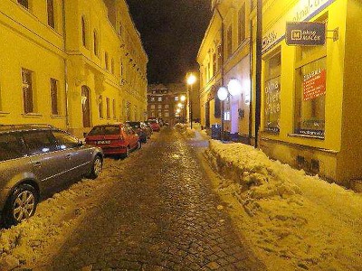 Policie hledá nezodpovědného řidiče a svědky nehody v Jablonci