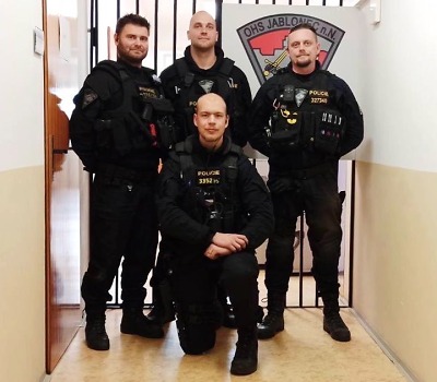 Autor foto:Archiv Policie ČR. Zleva pprap. Mrklas pprap. Kyzlink ppor. Barek a dole nstržm. Mička Pátrání po ženě z Jablonecka mělo dobrý konec
