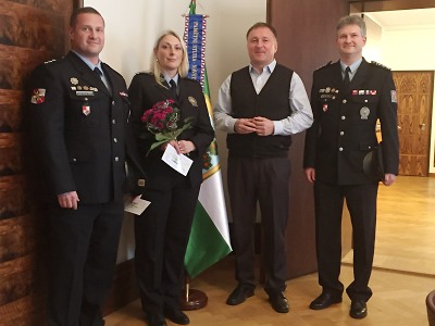 Autor foto:Archiv magistrátu města Jablonec nad Nisou Pavle Míškové za druhé místo v Okrskáři roku gratuloval i primátor