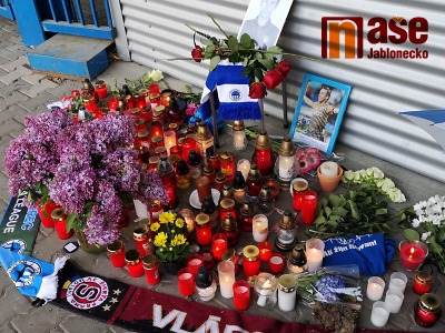 Fanoušci se s Josefem Šuralem loučí i před libereckým stadionem